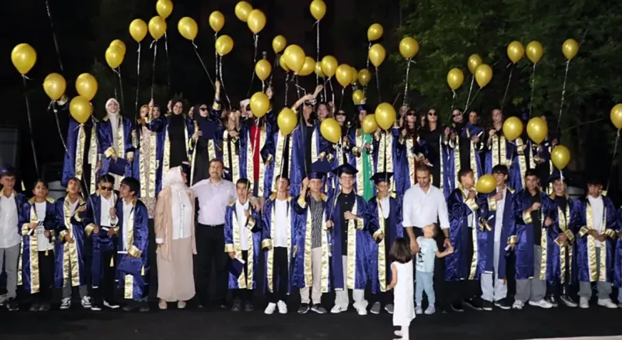 Adana'da Duygu Dolu Anlar: Yaşar Rukiye Kısacık Ortaokulu Mezuniyet Töreni