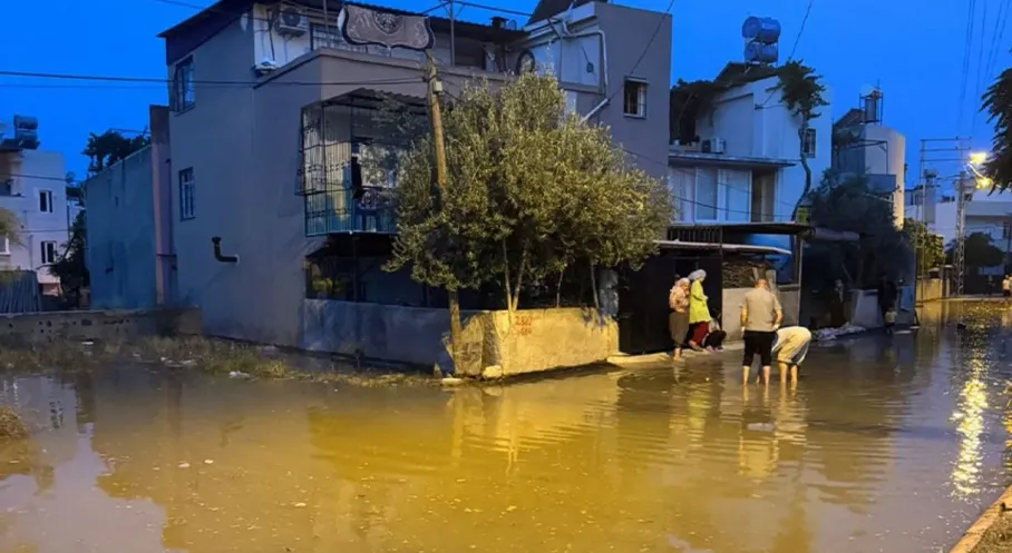 Adana'da Şebeke Patladı! 20 Ev Sular Altında: Son Dakika Gelişmeler