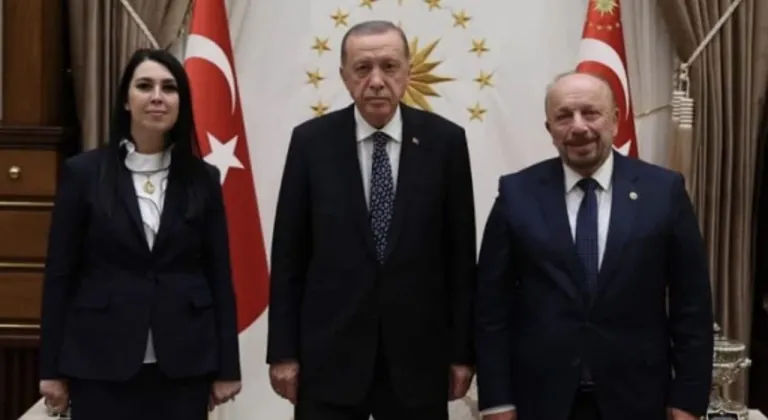 AK Partili Zonguldak Milletvekili Hüseyin Özbakır ve Eşi Deniz Özbakır'dan Şenlikli Bayram Mesajı