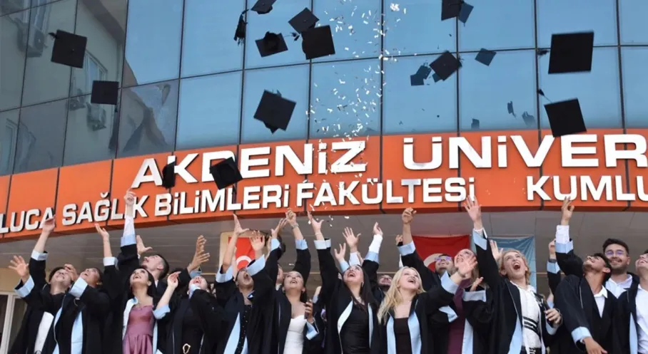 Akdeniz Üniversitesi Kumluca MYO'dan Mezuniyet Coşkusu: Öğrenciler Diplomalarına Kavuştu!