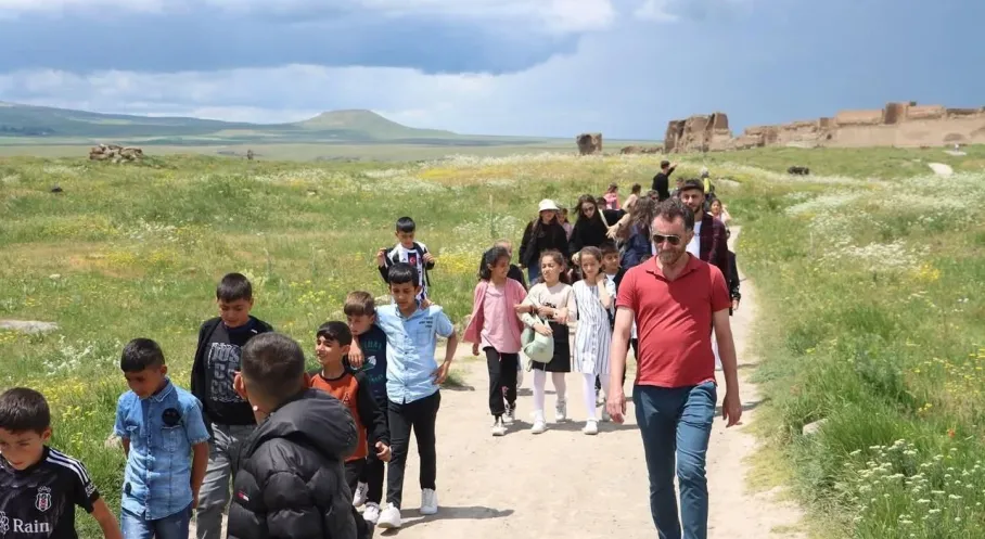Ani Ören Yeri Bayramda Rekor Ziyaretçi Ağırladı! Tarihi Şehir Turizm Patlaması Yaşıyor