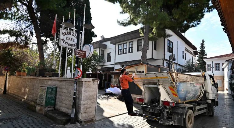 Antalya Kaleiçi’nde çöpte dedektiflik! Belediye ekipleri çöpleri tek tek inceliyor