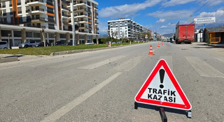 Antalya Kumluca'da Sanayi Kavşağında Trafik Kazası!