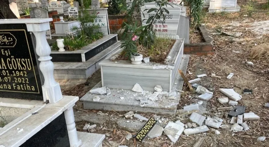 Antalya'da Mezarlıkta Şok Saldırı! 12 Mezar Taşını Kırdı!