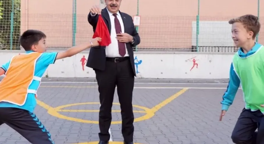 Son Dakika: Bakan Tekin'den Öğrencilere Karne Sürprizi! Keçiören'de Şenlik Havası