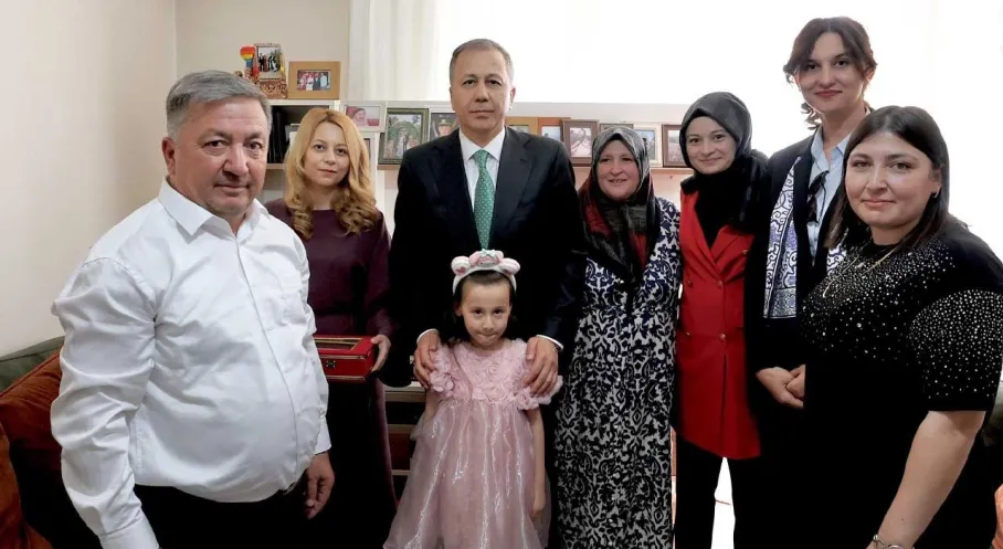Bakan Yerlikaya'dan Şehit Ailesine Bayram Ziyareti: Duygusal Anlar!