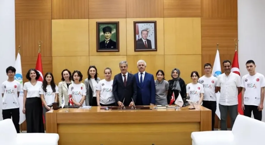 Sakarya'da Eğitime Büyük Destek: Başkan Alemdar'dan Öğrencilere Bilgisayar Müjdesi!