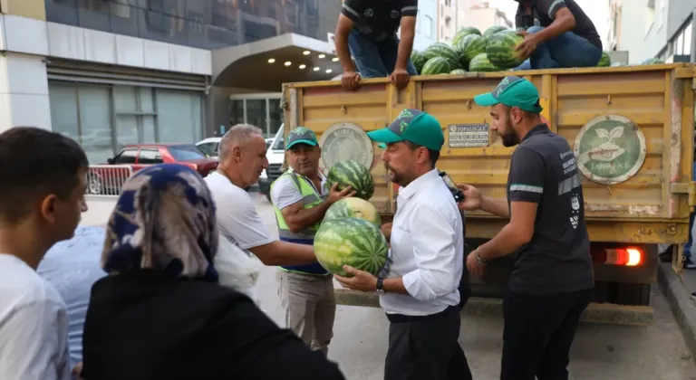 Başkan Bozbey'un Talimatıyla Kavun ve Karpuzlar Ücretsiz Dağıtılıyor