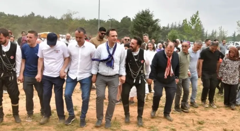 Başkan Eşki Horon Tepti: Spil Dağı Şenliği'nde Karadeniz Coşkusu!