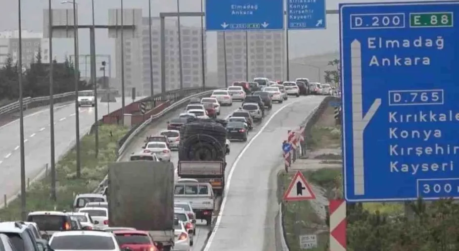 Bayram Tatili Dönüşü Kabusu: Yollar Tıkandı, Trafik Durma Noktasında!