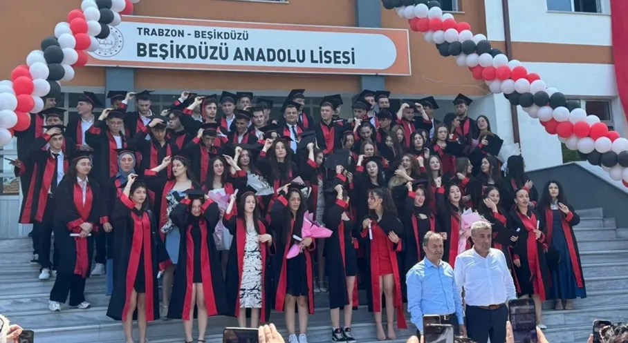 Beşikdüzü Anadolu Lisesi'nde Coşkulu Mezuniyet Töreni! 80 Öğrenci Kep Fırlattı