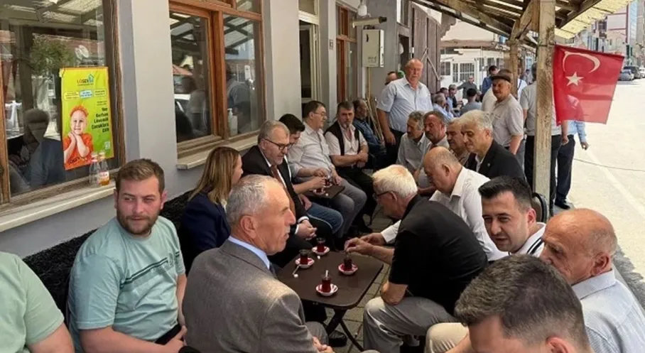 Bilecik Pazaryeri'nde Bayram Coşkusu: Vekil Eldemir ve Başkan Tekin Vatandaşlarla Buluştu!