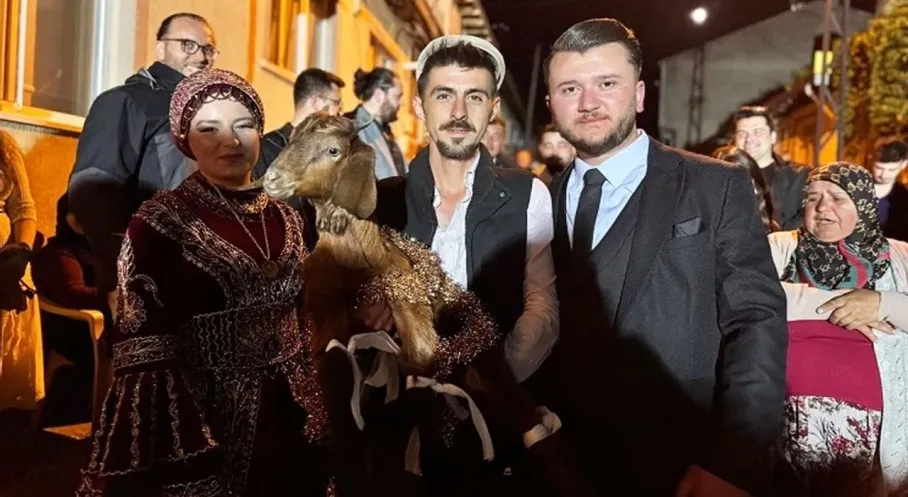 Bilecik Pazaryeri'nde Mizah Şöleni! Gelin ve Arkadaşları Damat Evinde Oğlak Sürpriziyle Karşılaştı!