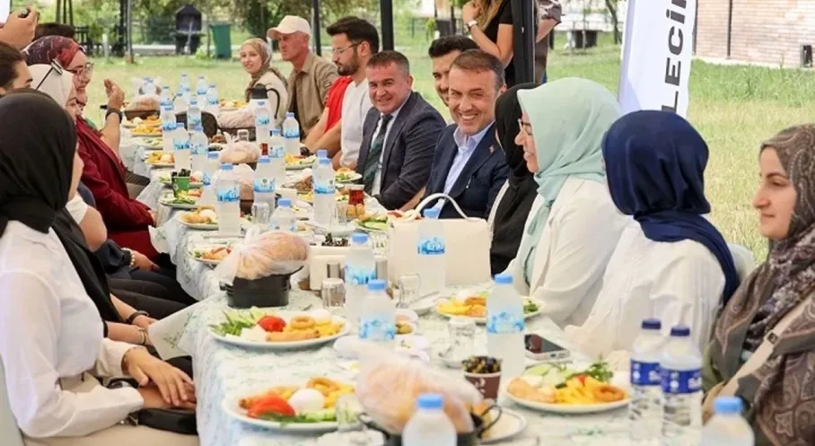 Bilecik Valisi Sözer'den Bayram Sürprizi: Üniversite Öğrencileriyle Kahvaltıda Buluştu!
