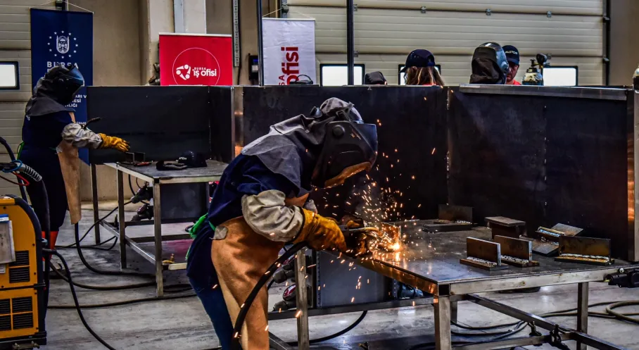 Bursa'da Devrim: Kadınlar Kaynak Ustası Oluyor! İşsizliğe Çözüm Mü?