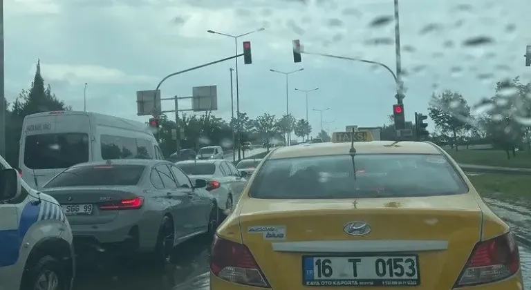 Bursa'da Şiddetli Yağmur Trafikte Büyük Sıkıntı Yarattı!