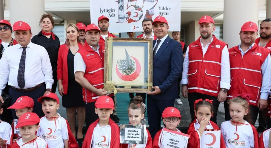 Düzce Valisi Aslan'a Kızılay'dan Özel Hediye: 157. Yıl Anısına Anlamlı Tablo!