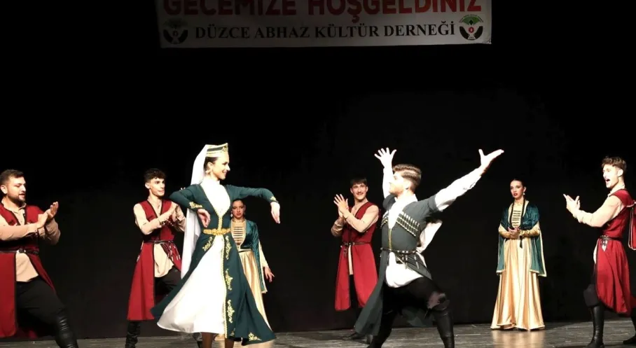 Düzce'de Kafkas Rüzgarı Esti: Abhaz Derneği'nin Dans Gösterisi Büyüledi!