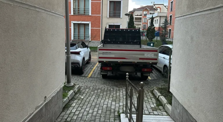 Düzce'de Şaşkına Çeviren Park Sorunu! Acil Durumda Yol Kapatıldı!