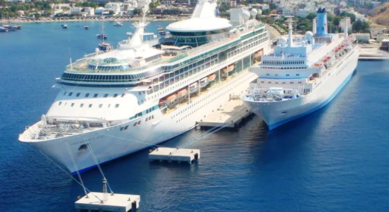 Ege Port Limanı'na üç kruvaziyer gemisi yanaştı: 1657 turist Kuşadası'na ulaştı