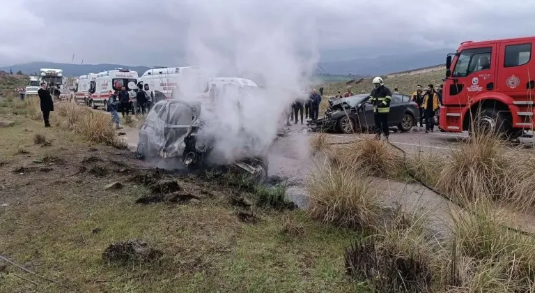Gaziantep'te Otomobil ile Hafif Ticari Araç Çarpıştı: 2 Ölü, 2 Yaralı