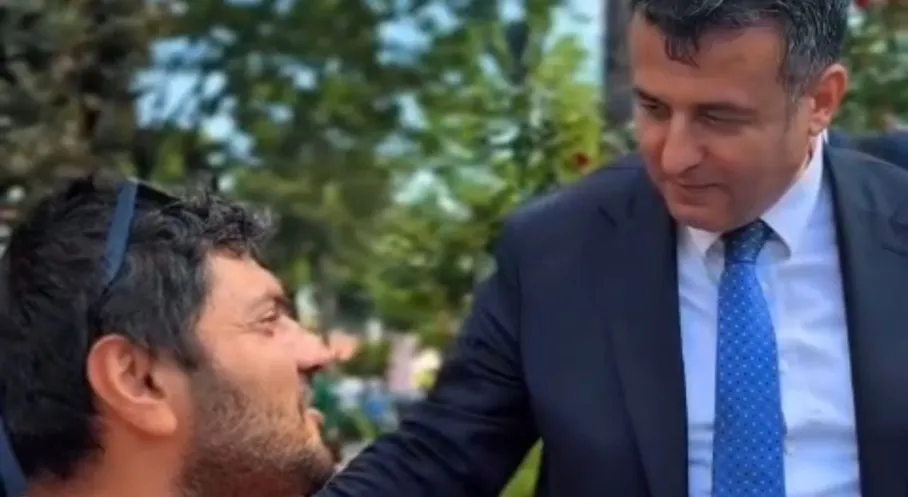 Gazze İçin Çorap Satan Engelli Vatandaşın Duygusal Anları: Türkiye Tek Yürek!