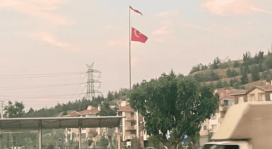 Gölbaşı'nda Yırtık Bayrak Tepkilere Neden Oldu: Anıt Yenilenmeyi Bekliyor!