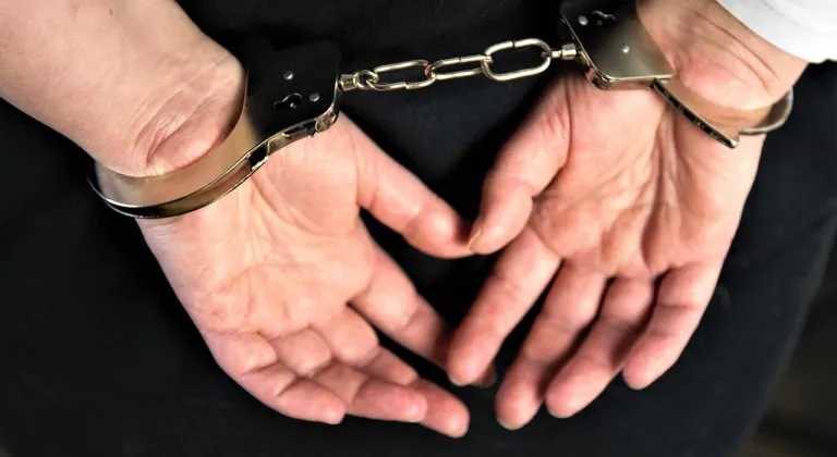 İzmir'de Şafak Operasyonu: Silahlı Çete Çökertildi! 6 Tutuklama