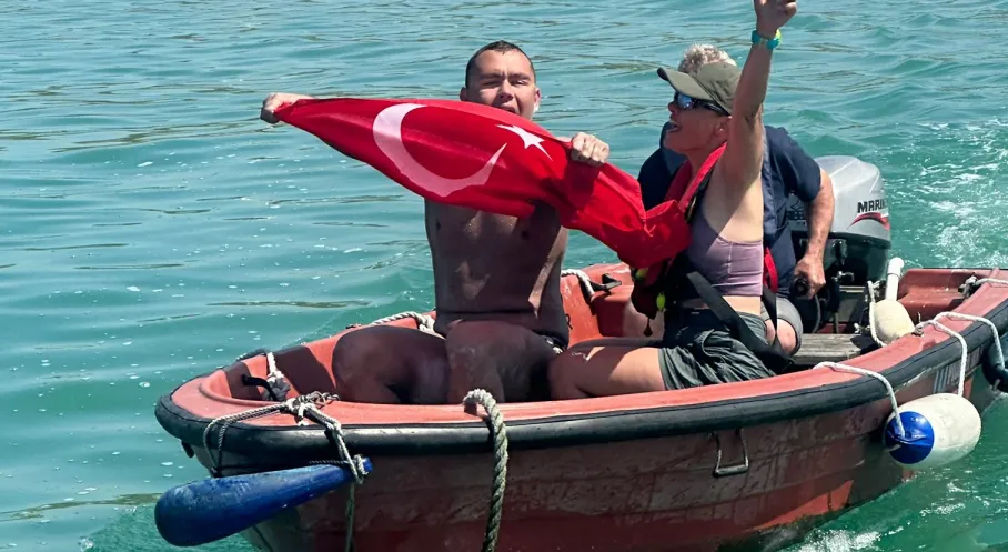 İzmir'den Tarihi Başarı! Tuna Tunca Manş Denizi'ni Yüzerek Geçen İlk Otizmli Türk Oldu!