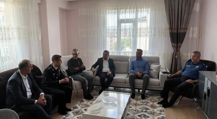 Kağızman'da Bayram Ziyareti: Kaymakam Daştan Şehit Ailesi ve Gaziyi Unutmadı!