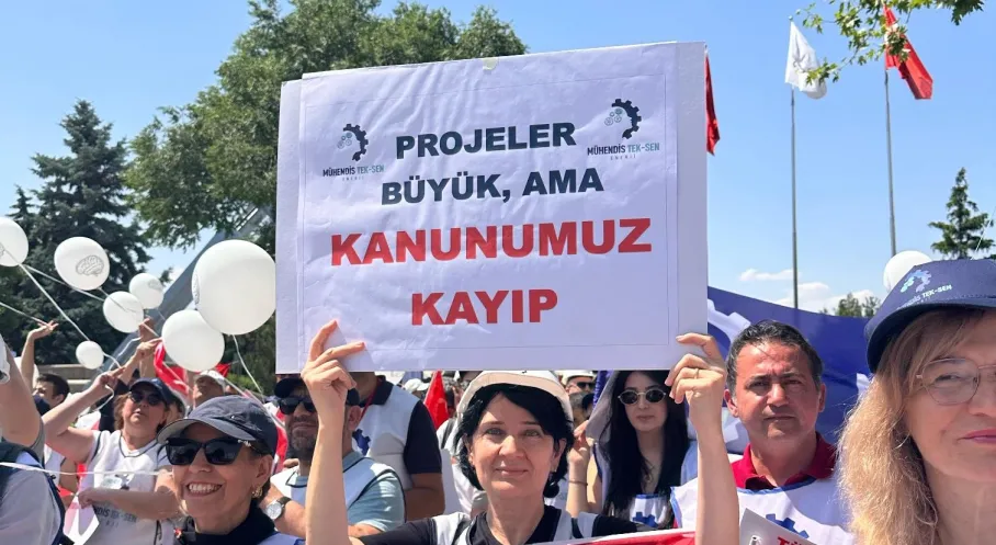 Kamu Mühendislerinden Ankara'da Tabutlu Protesto: 'Geleceğimiz Karartılıyor!'