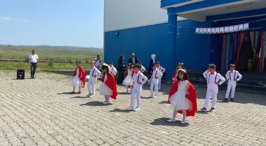 Kars Arpaçay'da Coşkulu Yıl Sonu Şenliği! Atatürk İlkokulu'ndan Renkli Veda
