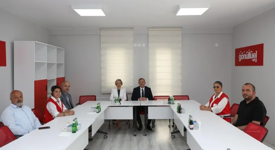 Kars Valisi'nden Kızılay'a Anlamlı Ziyaret: Kuruluş Yıldönümü Kutlaması!