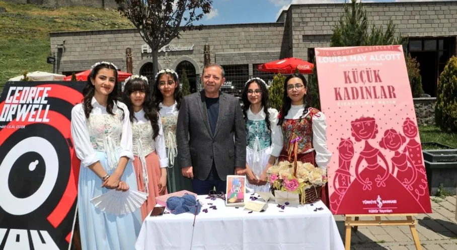 Kars'ta Edebiyat Şöleni! Roman Kahramanları Canlandı, Vali Polat Hayran Kaldı