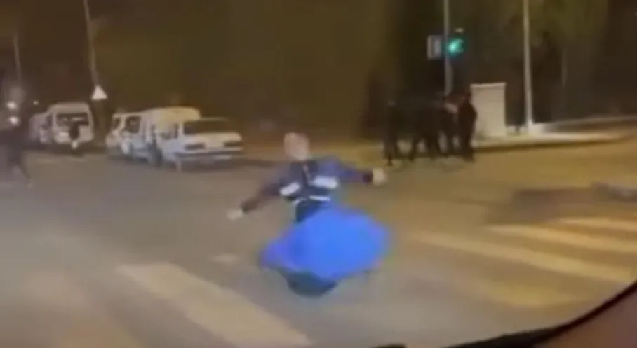 Kars'ta Kırmızı Işıkta Kafkas Rüzgarı: Gençlerin Dans Şovu Trafiği Coşturdu!