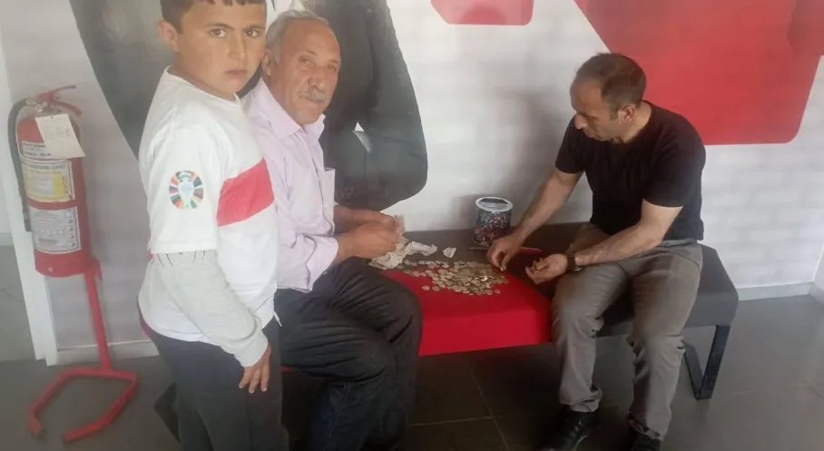 Kars'ta Minik Yürekten Büyük Destek: Batıkan Gelekçi'nin Örnek Davranışı Gündem Oldu!