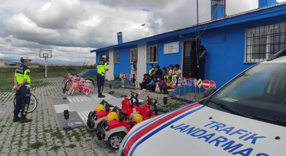 Kars'ta Miniklere Trafik Dersi: Jandarma'dan Uygulamalı Eğitim!