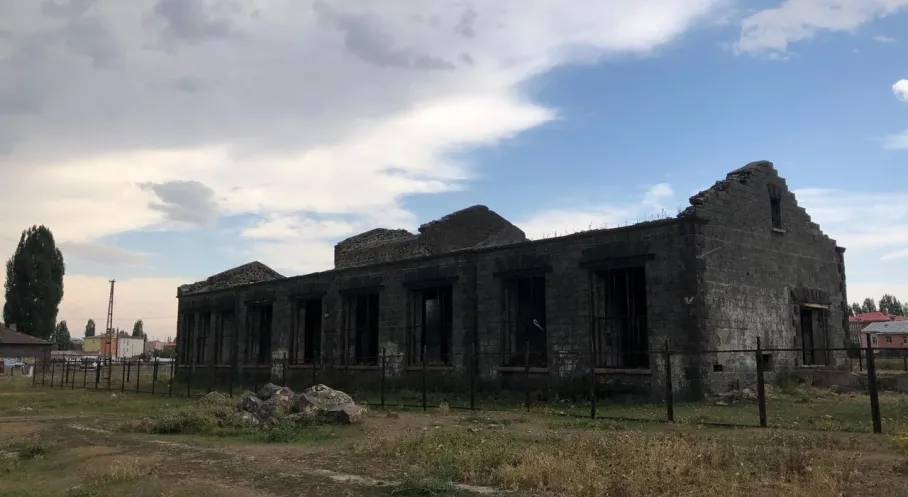 Kars'ta Tarihi Süt Fabrikası Alarm Veriyor: Mahalleli Yetkililerden Acil Çözüm Bekliyor!