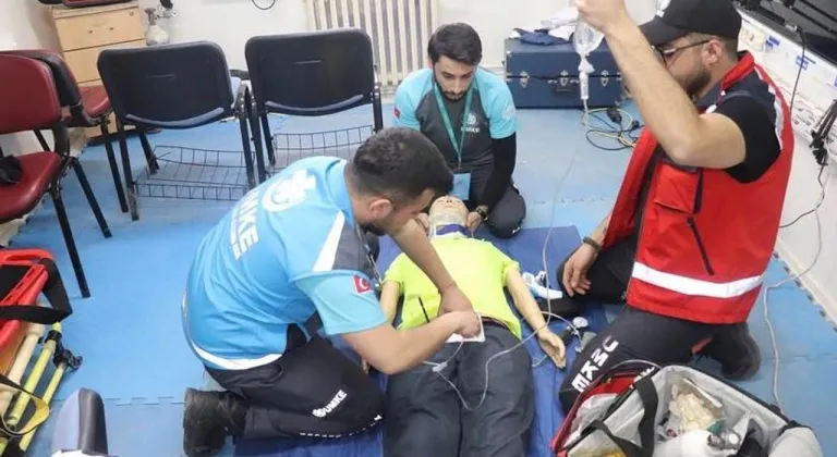 Kars'ta UMKE'ye Kritik Travma Eğitimi: Hayat Kurtaran Müdahale Teknikleri Öğretildi!