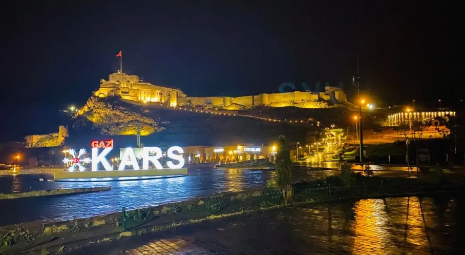 Kars'ta Yağmur Sonrası Büyüleyici Gece Manzarası: Tarih ve Işık Bir Arada!
