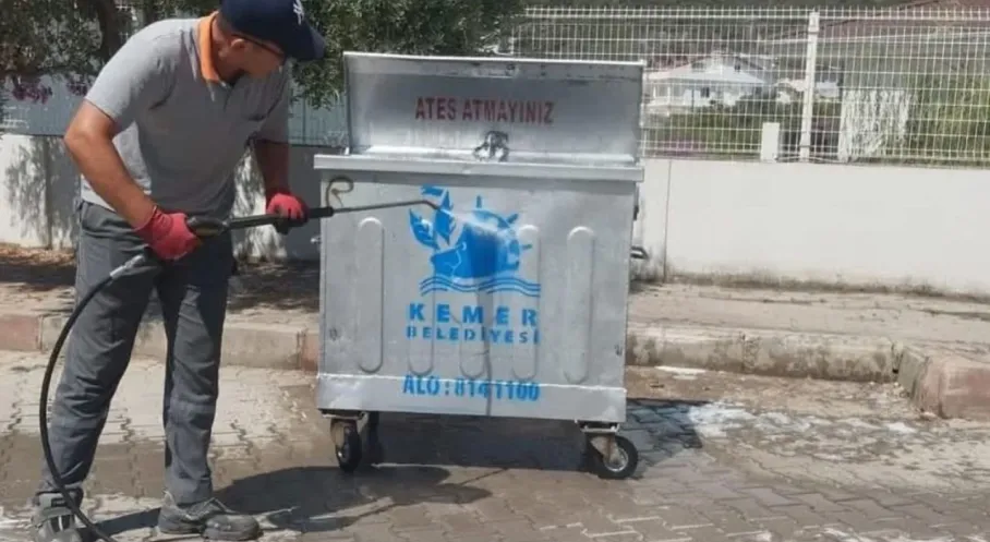 Kemer'de Çöp Konteynerleri Dezenfekte Ediliyor: Halk Sağlığı İçin Yoğun Çalışma!