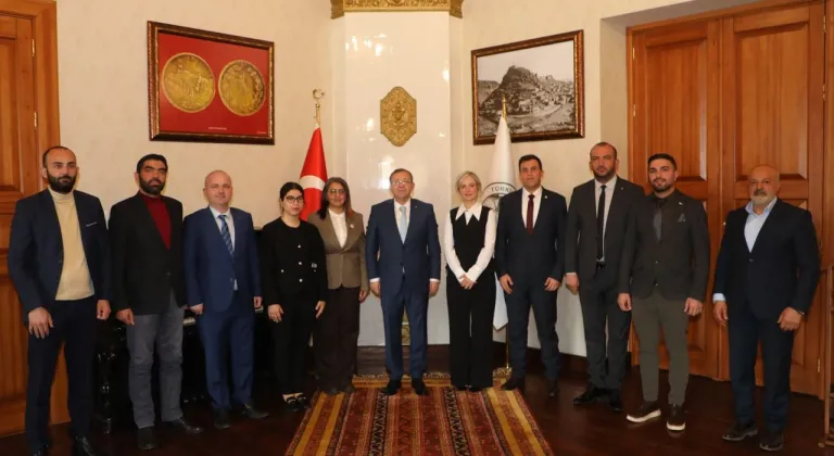 Kızılay Kars Şube Başkanı Kübra Hüryurt Vali Ziya Polat'ı Ziyaret Etti