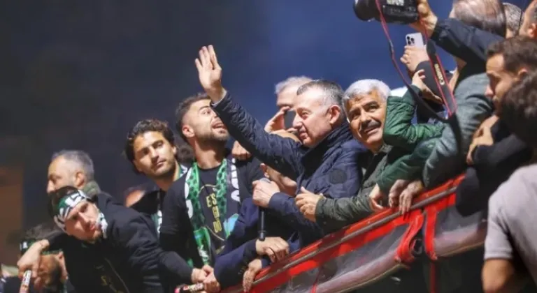 Kocaelispor Taraftarından Başkan Büyükakın'a Süper Lig Coşkusuyla Karşılama!
