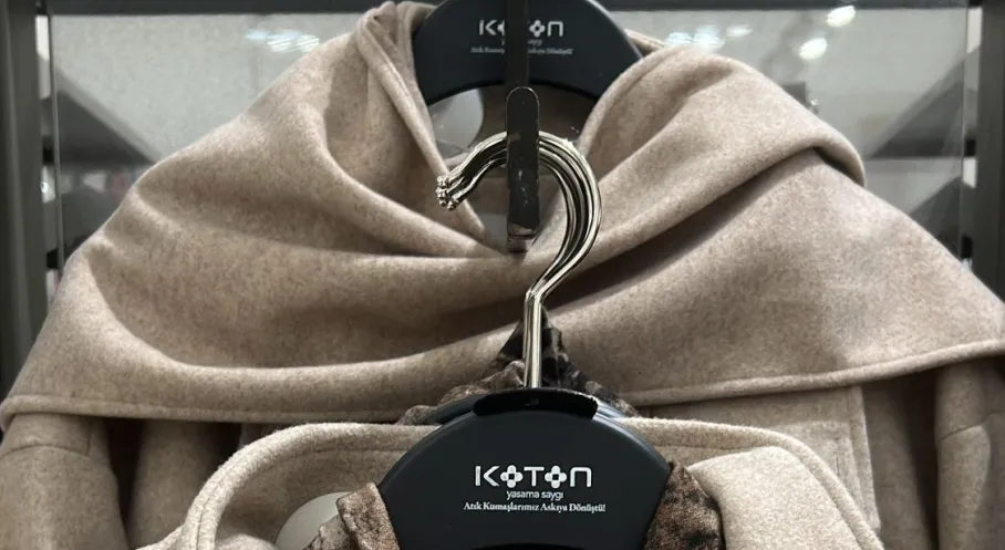 Koton'dan Çevre Dostu Hamle: Atık Kumaşlardan Yeni Askılar!