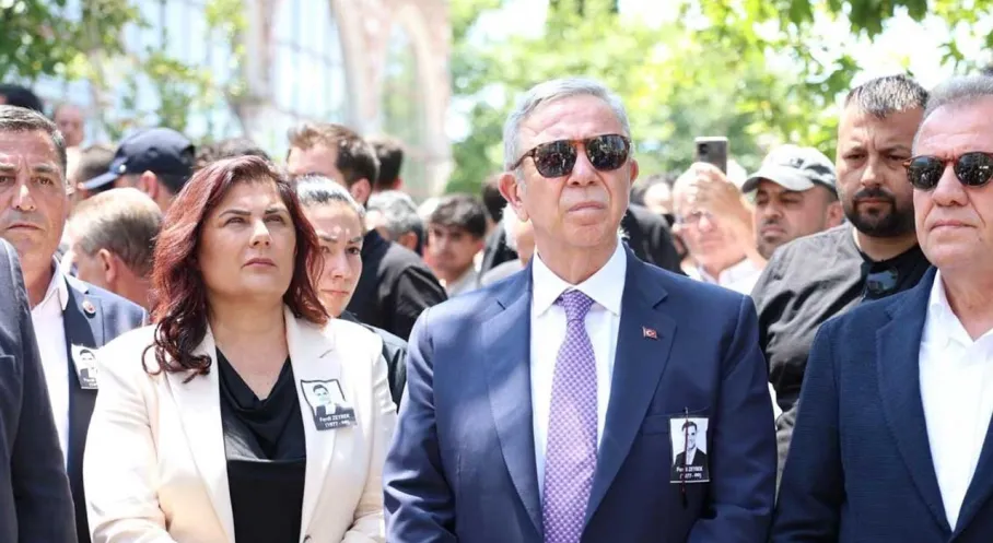 Mansur Yavaş'tan Duygusal Veda: Ferdi Zeyrek Son Yolculuğuna Uğurlandı