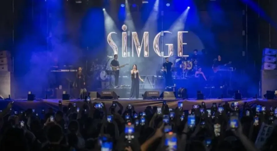 Mersin'de 19 Mayıs Coşkusu: Simge Konseriyle Gençlik Bayramı Kutlaması!