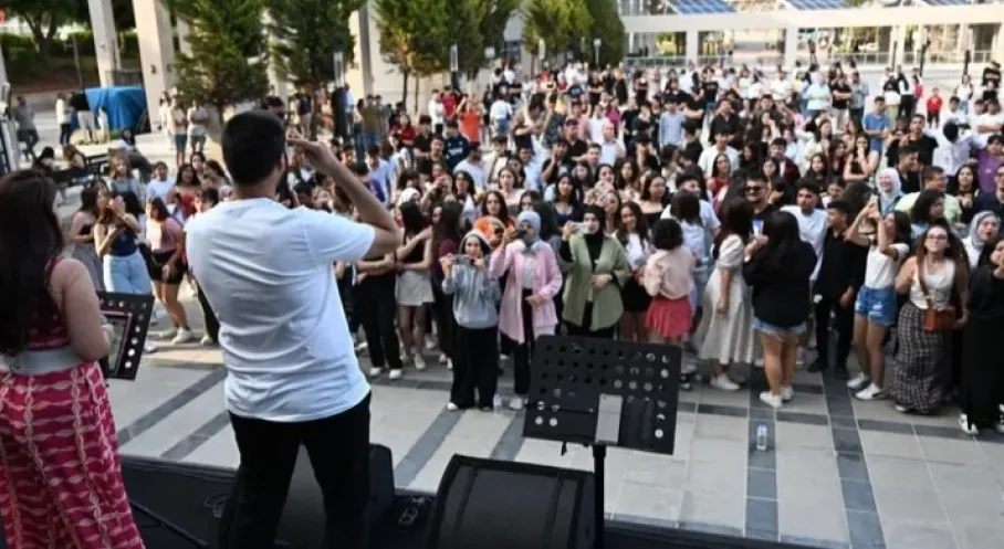 Mersin'de YKS'ye Hazırlık: Öğrenciler Motivasyon Konseriyle Moral Depoladı!