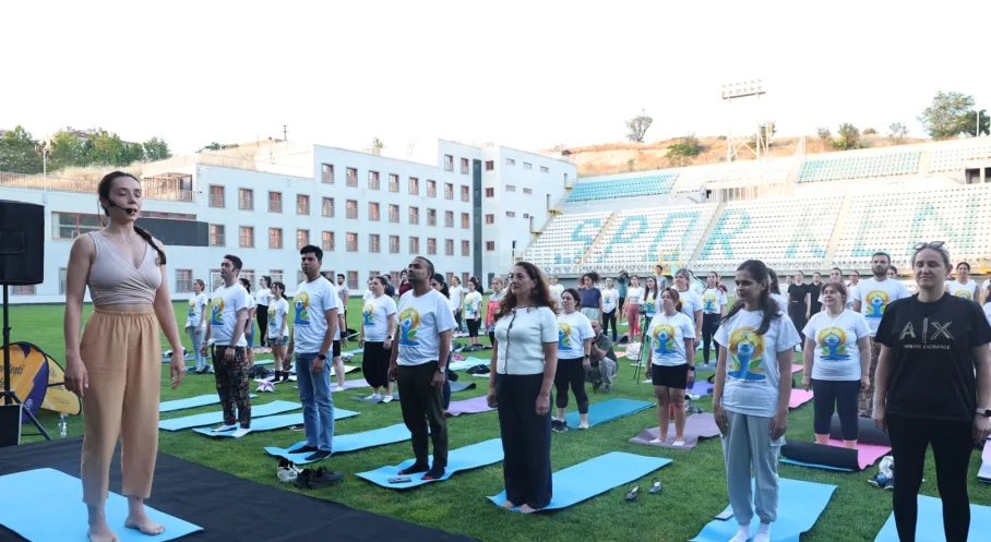 Nilüfer'de Yoga Günü Coşkusu: İbrahim Yazıcı Stadyumu'nda Nefesler Tutuldu!