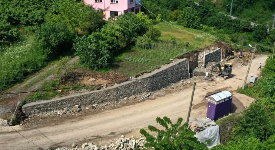 Ordu Gülyalı'da Yol Güvenliği Artırılıyor: Büyükşehir Belediyesi'nden Taş Duvar Hamlesi!