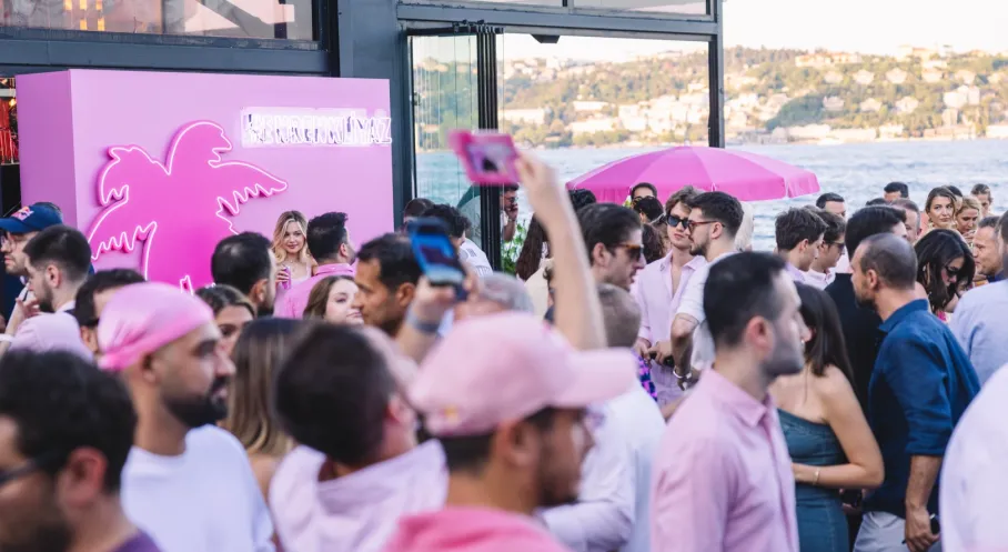 Red Bull Pink Edition İstanbul'da Tanıtıldı: Yazın Enerjisi Şehri Sardı!
